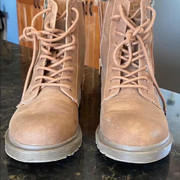 Fashion Boots - Picture 2 of 3